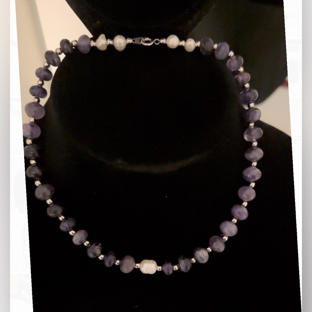 Nacklace of natural stones and natural pearls